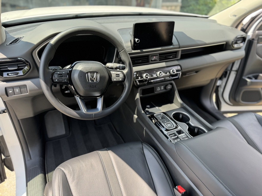 Honda Pilot dashboard, front seats and center console after detailing in Lynnwood